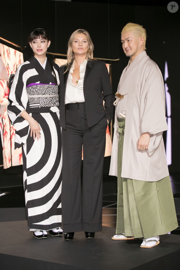 Hikari Mori, Kate Moss et Shido Nakamura à la cérémonie d'ouverture de l'exposition "Kimono Roboto" à Tokyo, le 30 novembre 2017.