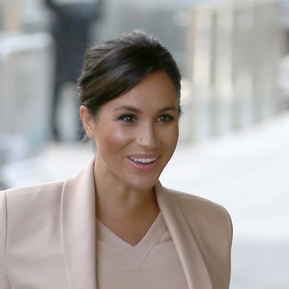 Meghan Markle (enceinte), duchesse de Sussex, à son arrivée au National Theatre à Londres. Le 30 janvier 2019.