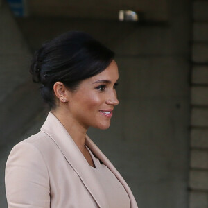 Meghan Markle (enceinte), duchesse de Sussex, à son arrivée au National Theatre à Londres. Le 30 janvier 2019.