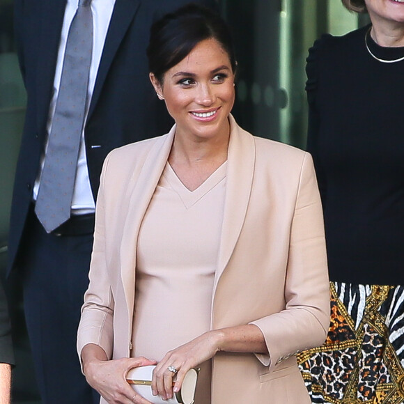 Meghan Markle (enceinte), duchesse de Sussex, à la sortie du National Theatre à Londres. Le 30 janvier 2019.