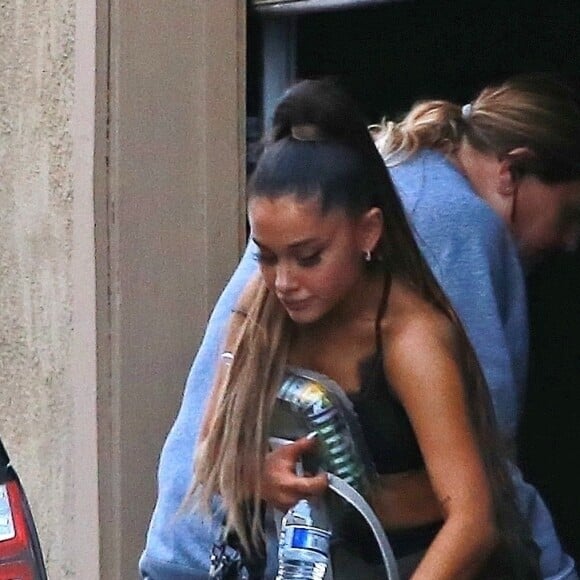 Exclusif - Ariana Grande à la sortie de son cours de gym après 4 heures d'entrainement de danse à Los Angeles, le 27 janvier 2019