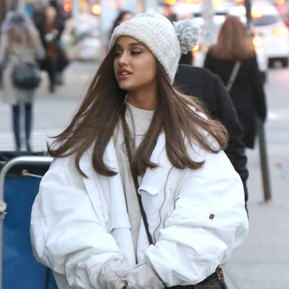 Ariana Grande se promène à New York, le 7 décembre 2018.