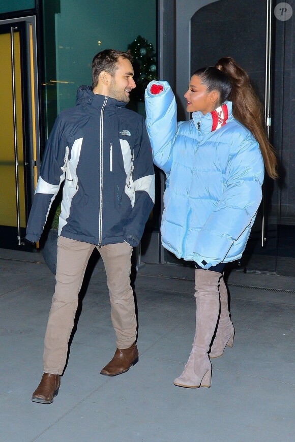 Ariana Grande à la sortie d'un immeuble accompagnée d'un mystérieux inconnu à New York. Le 5 décembre 2018