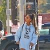 Exclusif - La chanteuse Ariana Grande se rend à dans un studio d'enregistrement avec son assistant à West Hollywood, Los Angeles, Californie, Etats-Unis, le 9 novembre 2018.