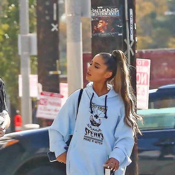 Exclusif - La chanteuse Ariana Grande se rend à dans un studio d'enregistrement avec son assistant à West Hollywood, Los Angeles, Californie, Etats-Unis, le 9 novembre 2018.