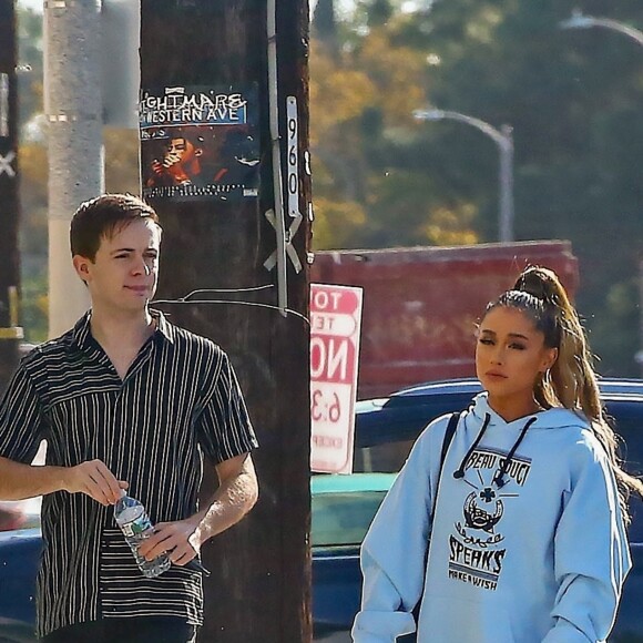 Exclusif - La chanteuse Ariana Grande se rend à dans un studio d'enregistrement avec son assistant à West Hollywood, Los Angeles, Californie, Etats-Unis, le 9 novembre 2018.