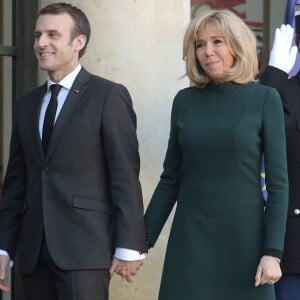 Le président Emmanuel Macron et sa femme Brigitte raccompagnent le premier ministre du Quebec François Legault et sa femme Isabelle Brais après un entretien au palais de l'Elysée à Paris le 21 janvier 2019. © Giancarlo Gorassini / Bestimage