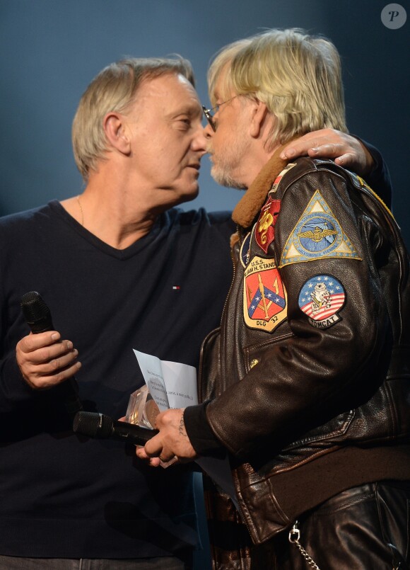 David Séchan remet le Prix Spécial de la Sacem à son frère le chanteur Renaud - Grand Prix Sacem 2018 à la salle Pleyel à Paris, le 10 décembre 2018. © Veeren/Bestimage