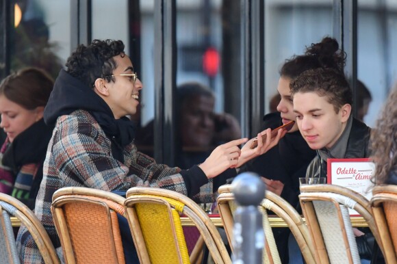Exclusif - Bilal Hassani (qui va représenter la France à l'Eurovision) au naturel, sans sa perruque de scène, prend un verre en terrasse avec des amis à Paris le 18 janvier 2019.