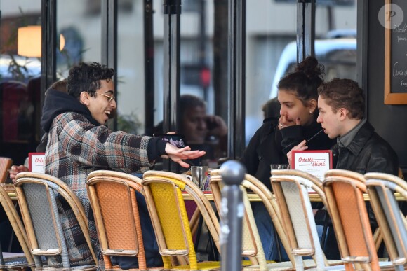 Exclusif - Bilal Hassani (qui va représenter la France à l'Eurovision) au naturel, sans sa perruque de scène, prend un verre en terrasse avec des amis à Paris le 18 janvier 2019.