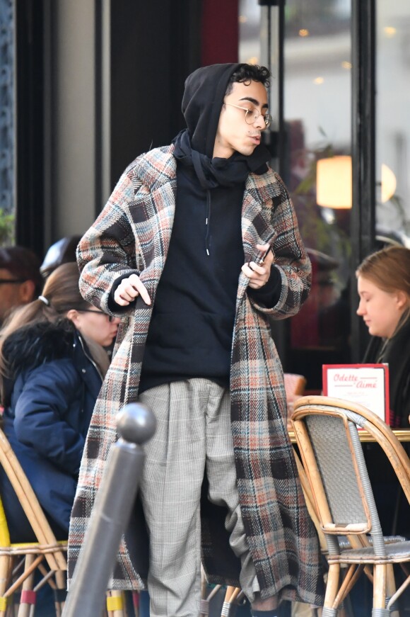 Exclusif - Bilal Hassani (qui va représenter la France à l'Eurovision) au naturel, sans sa perruque de scène, prend un verre en terrasse avec des amis à Paris le 18 janvier 2019.