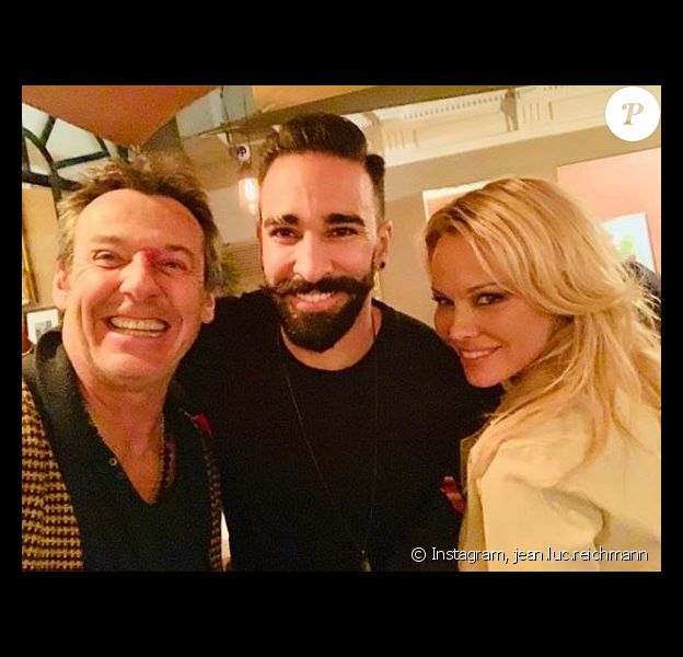 Jean-Luc Reichmann pose avec Adil Rami et Pamela Anderson à Marseille à l'occasion d'une représentation de la pièce "Nuit d'ivresse" le 31 janvier 2019.