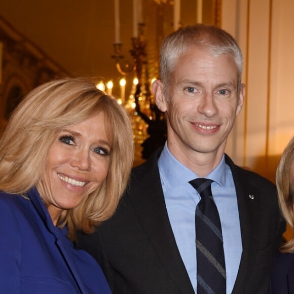 La première dame Brigitte Macron, Franck Riester, ministre de la Culture, et Claire Chazal - Remise des insignes de chevalier de l'Ordre national de la Légion d'Honneur au metteur en scène Olivier Py au ministère de la Culture à Paris, le 6 février 2019. © Giancarlo Gorassini/Bestimage