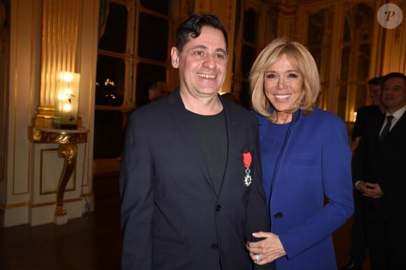 Olivier Py et Brigitte Macron - Remise des insignes de chevalier de l'Ordre national de la Légion d'Honneur au metteur en scène Olivier Py au ministère de la Culture à Paris, le 6 février 2019. © Giancarlo Gorassini/Bestimage