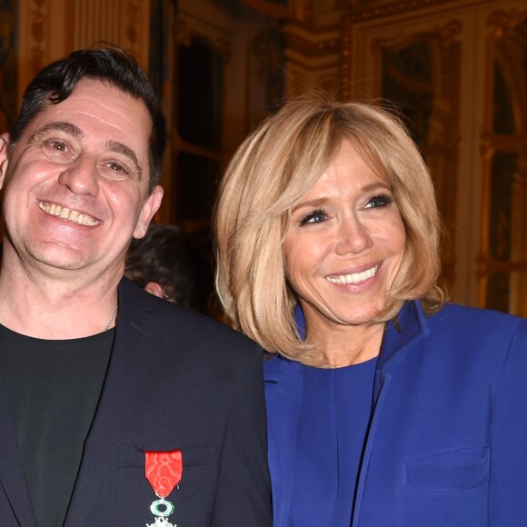 Olivier Py et Brigitte Macron - Remise des insignes de chevalier de l'Ordre national de la Légion d'Honneur au metteur en scène Olivier Py au ministère de la Culture à Paris, le 6 février 2019. © Giancarlo Gorassini/Bestimage