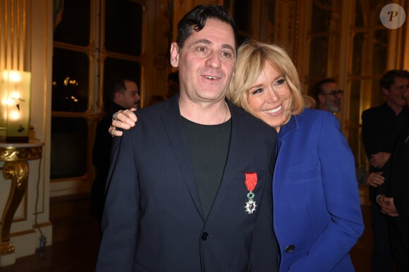 Olivier Py et Brigitte Macron - Remise des insignes de chevalier de l'Ordre national de la Légion d'Honneur au metteur en scène Olivier Py au ministère de la Culture à Paris, le 6 février 2019. © Giancarlo Gorassini/Bestimage
