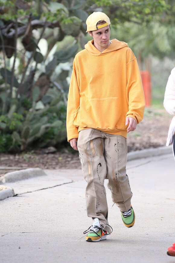 Exclusif - Justin Bieber fait son jogging à Griffith Park à Hollywood, Los Angeles. Il porte un pantalon effet tâches de peinture et des baskets avec des lacets défaits... Le 18 janvier 2019