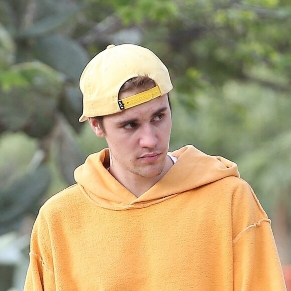 Exclusif - Justin Bieber fait son jogging à Griffith Park à Hollywood, Los Angeles. Il porte un pantalon effet tâches de peinture et des baskets avec des lacets défaits... Le 18 janvier 2019