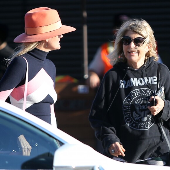 Laeticia Hallyday, ses filles Jade et Joy Hallyday et sa mère Françoise Thibaut sont allées déjeuner au restaurant japonais Nobu avec des amis à Malibu, Los Angeles, le 9 février 2019.