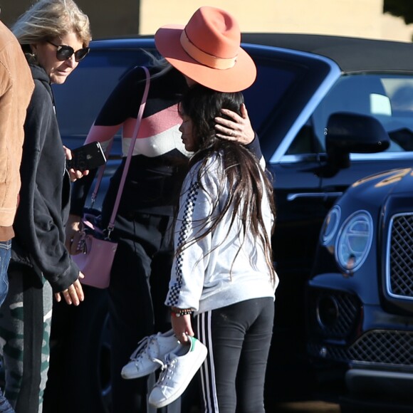 Laeticia Hallyday, ses filles Jade et Joy Hallyday et sa mère Françoise Thibaut sont allées déjeuner au restaurant japonais Nobu avec des amis à Malibu, Los Angeles, le 9 février 2019.