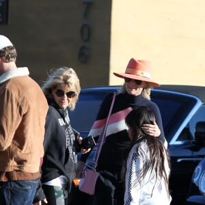 Laeticia Hallyday, ses filles Jade et Joy Hallyday et sa mère Françoise Thibaut sont allées déjeuner au restaurant japonais Nobu avec des amis à Malibu, Los Angeles, le 9 février 2019.