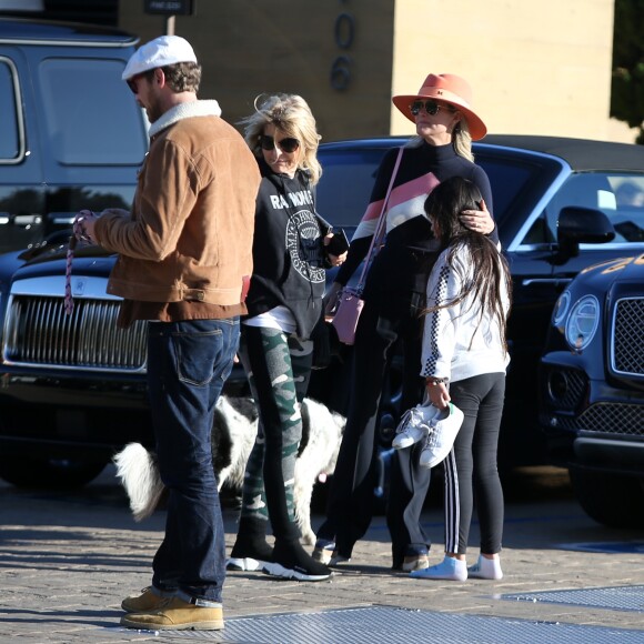 Laeticia Hallyday, ses filles Jade et Joy Hallyday et sa mère Françoise Thibaut sont allées déjeuner au restaurant japonais Nobu avec des amis à Malibu, Los Angeles, le 9 février 2019.