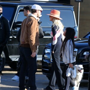 Laeticia Hallyday, ses filles Jade et Joy Hallyday et sa mère Françoise Thibaut sont allées déjeuner au restaurant japonais Nobu avec des amis à Malibu, Los Angeles, le 9 février 2019.