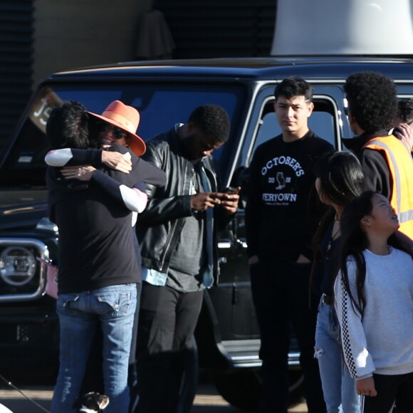 Laeticia Hallyday, ses filles Jade et Joy Hallyday et sa mère Françoise Thibaut sont allées déjeuner au restaurant japonais Nobu avec des amis à Malibu, Los Angeles, le 9 février 2019.