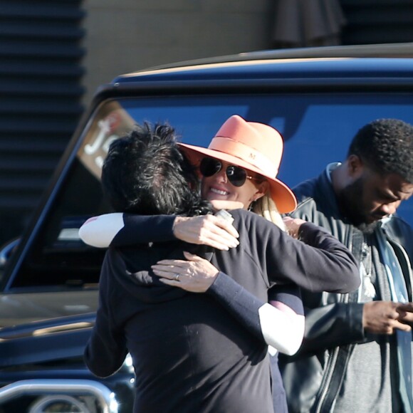 Laeticia Hallyday, ses filles Jade et Joy Hallyday et sa mère Françoise Thibaut sont allées déjeuner au restaurant japonais Nobu avec des amis à Malibu, Los Angeles, le 9 février 2019.