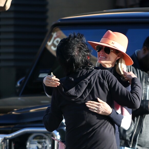 Laeticia Hallyday, ses filles Jade et Joy Hallyday et sa mère Françoise Thibaut sont allées déjeuner au restaurant japonais Nobu avec des amis à Malibu, Los Angeles, le 9 février 2019.