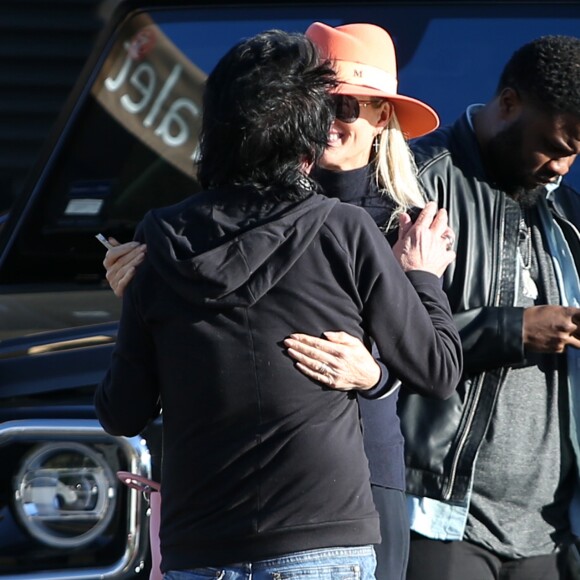 Laeticia Hallyday, ses filles Jade et Joy Hallyday et sa mère Françoise Thibaut sont allées déjeuner au restaurant japonais Nobu avec des amis à Malibu, Los Angeles, le 9 février 2019.