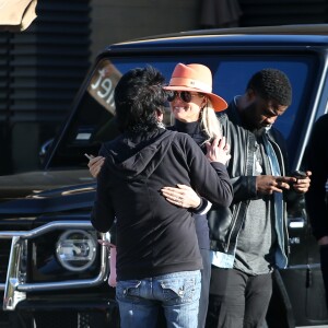 Laeticia Hallyday, ses filles Jade et Joy Hallyday et sa mère Françoise Thibaut sont allées déjeuner au restaurant japonais Nobu avec des amis à Malibu, Los Angeles, le 9 février 2019.