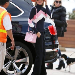 Laeticia Hallyday, ses filles Jade et Joy Hallyday et sa mère Françoise Thibaut sont allées déjeuner au restaurant japonais Nobu avec des amis à Malibu, Los Angeles, le 9 février 2019.