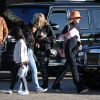 Laeticia Hallyday, ses filles Jade et Joy Hallyday et sa mère Françoise Thibaut sont allées déjeuner au restaurant japonais Nobu avec des amis à Malibu, Los Angeles, le 9 février 2019.