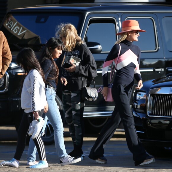 Laeticia Hallyday, ses filles Jade et Joy Hallyday et sa mère Françoise Thibaut sont allées déjeuner au restaurant japonais Nobu avec des amis à Malibu, Los Angeles, le 9 février 2019.