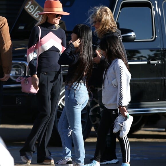 Laeticia Hallyday, ses filles Jade et Joy Hallyday et sa mère Françoise Thibaut sont allées déjeuner au restaurant japonais Nobu avec des amis à Malibu, Los Angeles, le 9 février 2019.