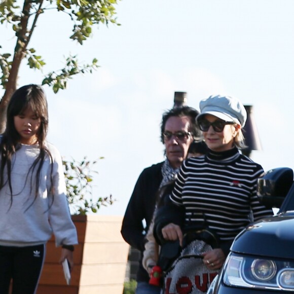 Laeticia Hallyday, ses filles Jade et Joy Hallyday et sa mère Françoise Thibaut sont allées déjeuner au restaurant japonais Nobu avec des amis à Malibu, Los Angeles, le 9 février 2019.