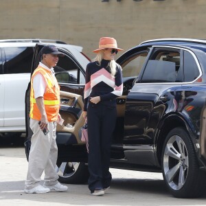 Laeticia Hallyday, ses filles Jade et Joy Hallyday et sa mère Françoise Thibaut sont allées déjeuner au restaurant japonais Nobu avec des amis à Malibu, Los Angeles, le 9 février 2019.