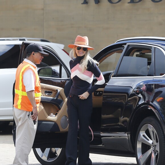 Laeticia Hallyday, ses filles Jade et Joy Hallyday et sa mère Françoise Thibaut sont allées déjeuner au restaurant japonais Nobu avec des amis à Malibu, Los Angeles, le 9 février 2019.