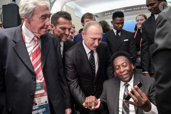 Gordon Banks, Vladimir Poutine et Pelé - Tirage de la coupe du monde de Football 2018 en Russie à Moscou le 1er decembre 2017.