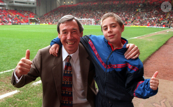 Gordon Banks avec son petit fils Edward Jervis à Liverpool le 4 mai 1998.