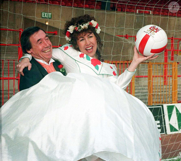 Gordon Banks avec sa fille Wendy après son mariage au stade de Stoke City le 14 février 1996.