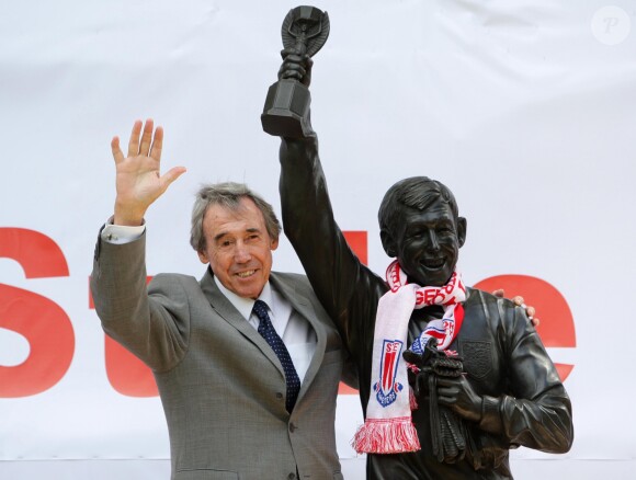 Gordon Banks pose avce sa statue au Britannia Stadium le 12 juillet 2008.
