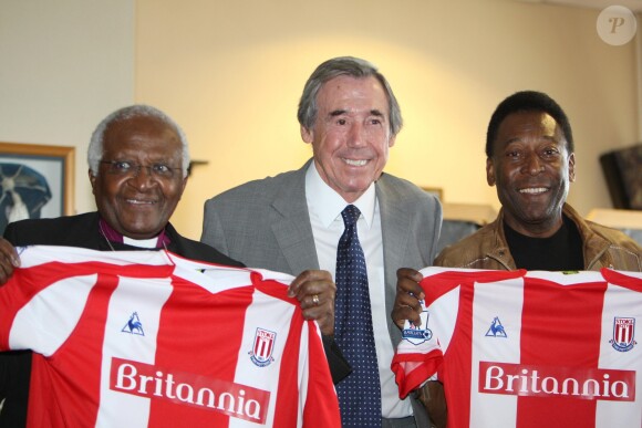Archbishop Desmond Tutu, Gordon Banks et Pelé le 12 juillet 2008.