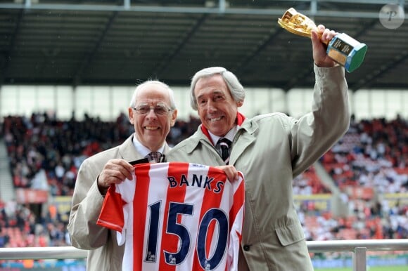 Gordon Banks avec le Jules Rimet qui lui a été remis dans le stade de Stoke City le 12 mai 2013.