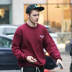 Justin Bieber arrive sous la pluie au restaurant Mainland Poke accompagné de son garde du corps à Beverly Hills, Los Angeles, le 16 janvier 2019