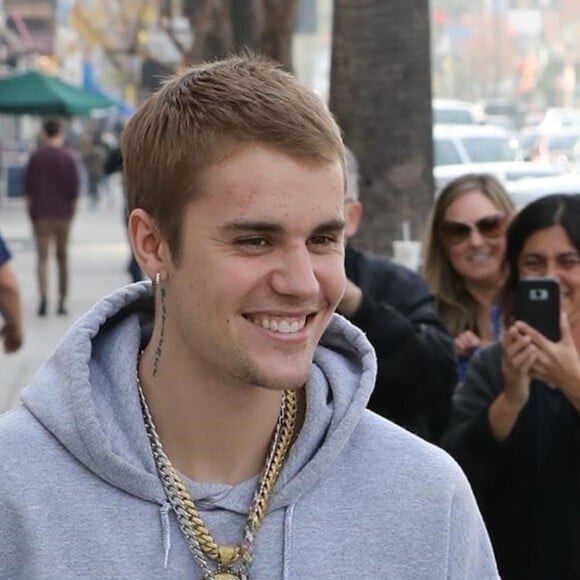 Hailey Baldwin, qui vient de se faire teindre les cheveux en rose, et son mari Justin Bieber font du shopping en amoureux à Los Angeles, avant de s'embrasser et de rejoindre leurs voitures respectives, le 11 janvier 2019.