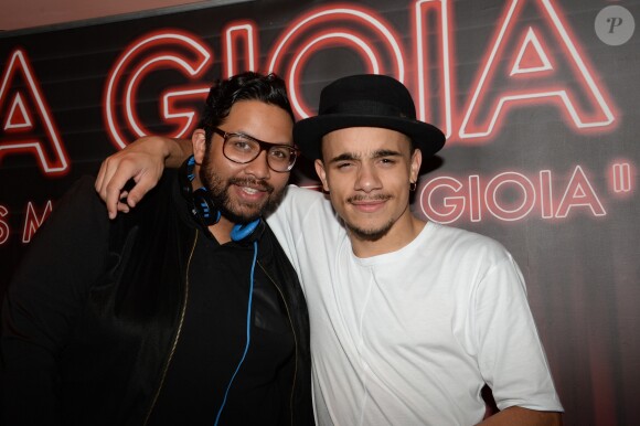 Kevin Razy et le DJ Youtubeur Mister V pendant que Kevin Razy est aux platines du restaurant La Gioia à Paris, le 22 avril 2015.