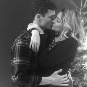 Rachel Legrain-Trapani et Benjamin Pavard s'embrassent pour Noël. Instagram, le 27 décembre 2018.