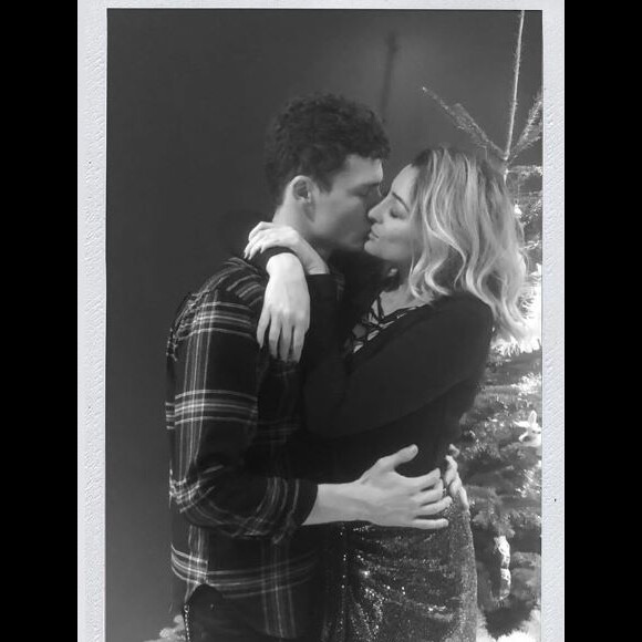 Rachel Legrain-Trapani et Benjamin Pavard s'embrassent pour Noël. Instagram, le 27 décembre 2018.